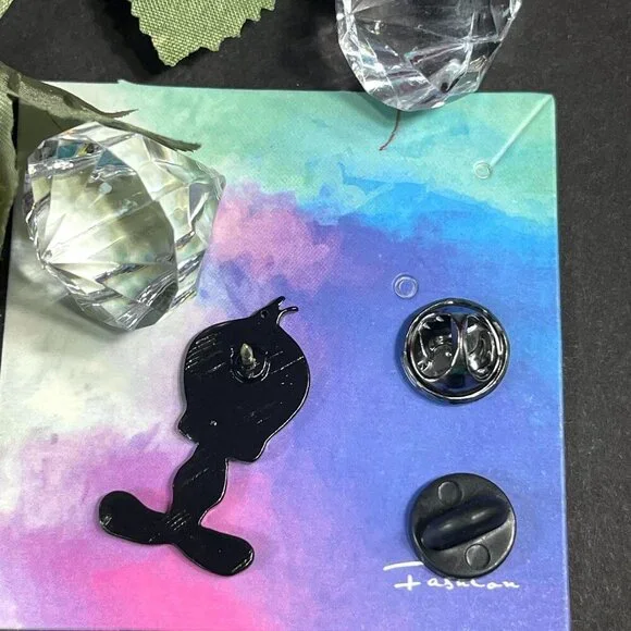 Tweety Bird Lapel Pin Bugs Bunny Brooch Badge Pin Accessories Jewelry Gift Pin - Picture 3 of 6